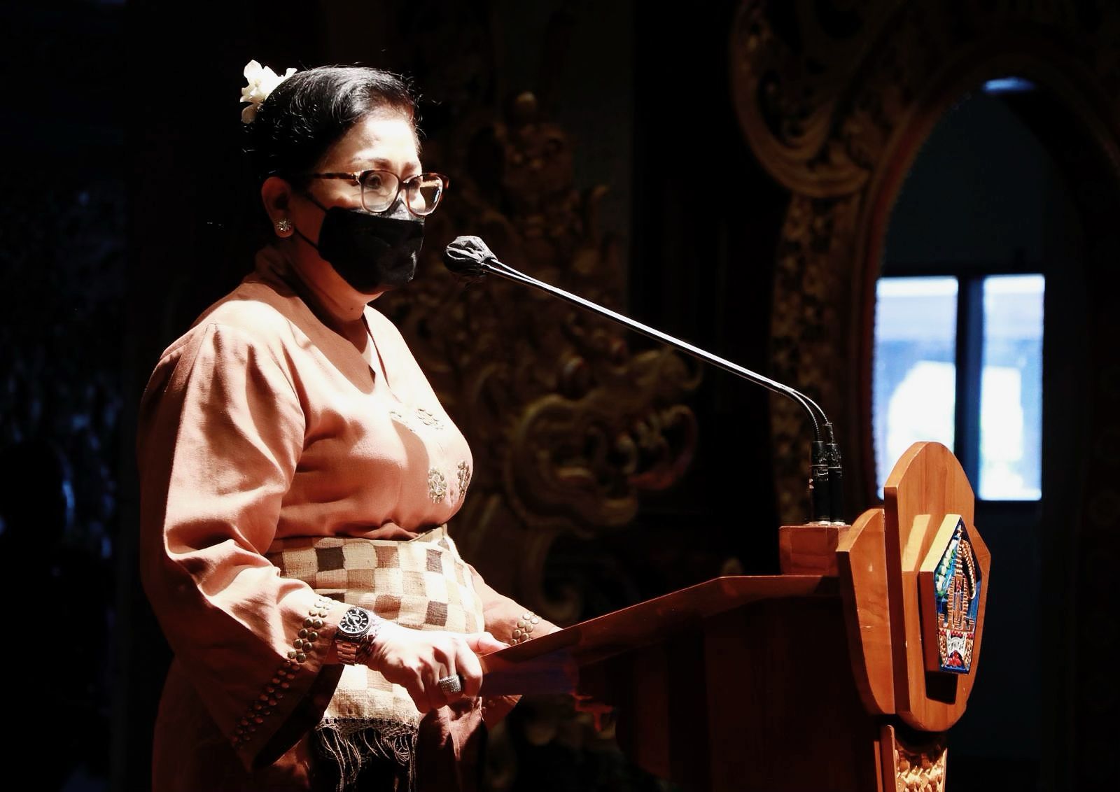 podiumnews.com-Putri Koster: Mari Lestarikan Kain Tenun Endek Bali dalam Tindakan Nyata